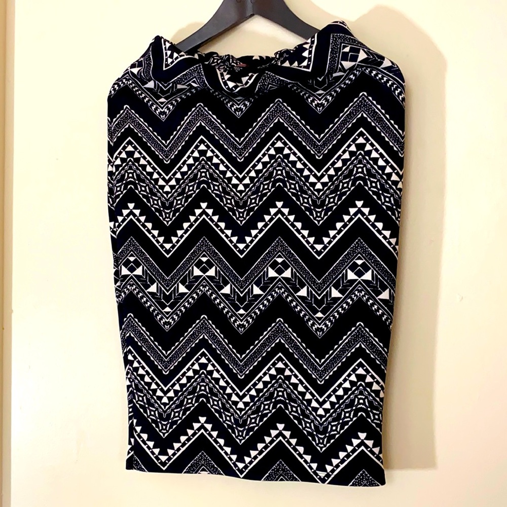 2B Bebe Pencil Skirt Black and White Print Pattern Medium
